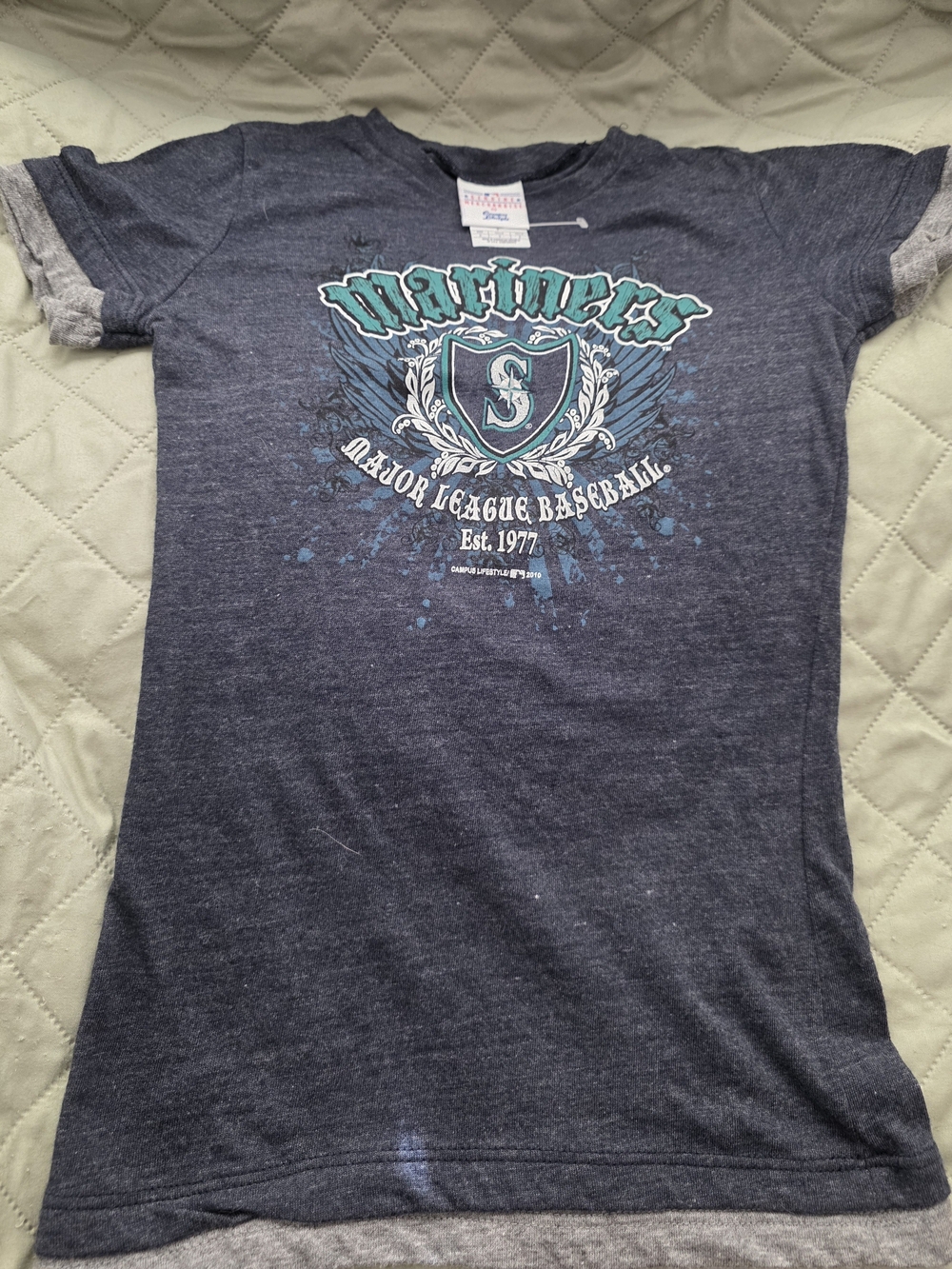 NWOT- Genuine Merchandise Small Navy Tee with Teal and White Mariners Crest